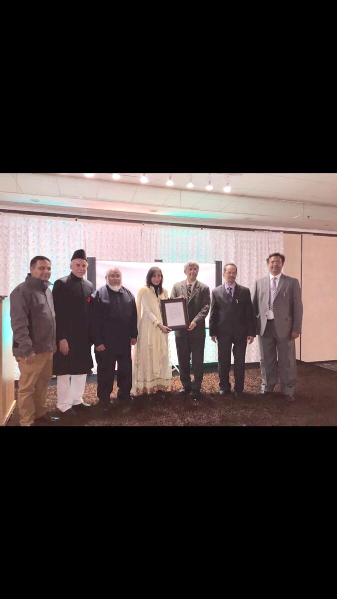 Naila Saeed being presented with a recognition at a community event